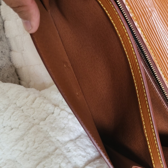 Louis Vuitton Epi Leather Sellier Dragonne Clutch-Crossbody.. Authentic..!!! - Picture 13 of 16